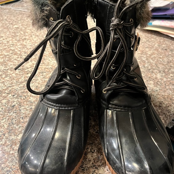 Shoes - Women’s duck boot- warm (size 8.5-9)